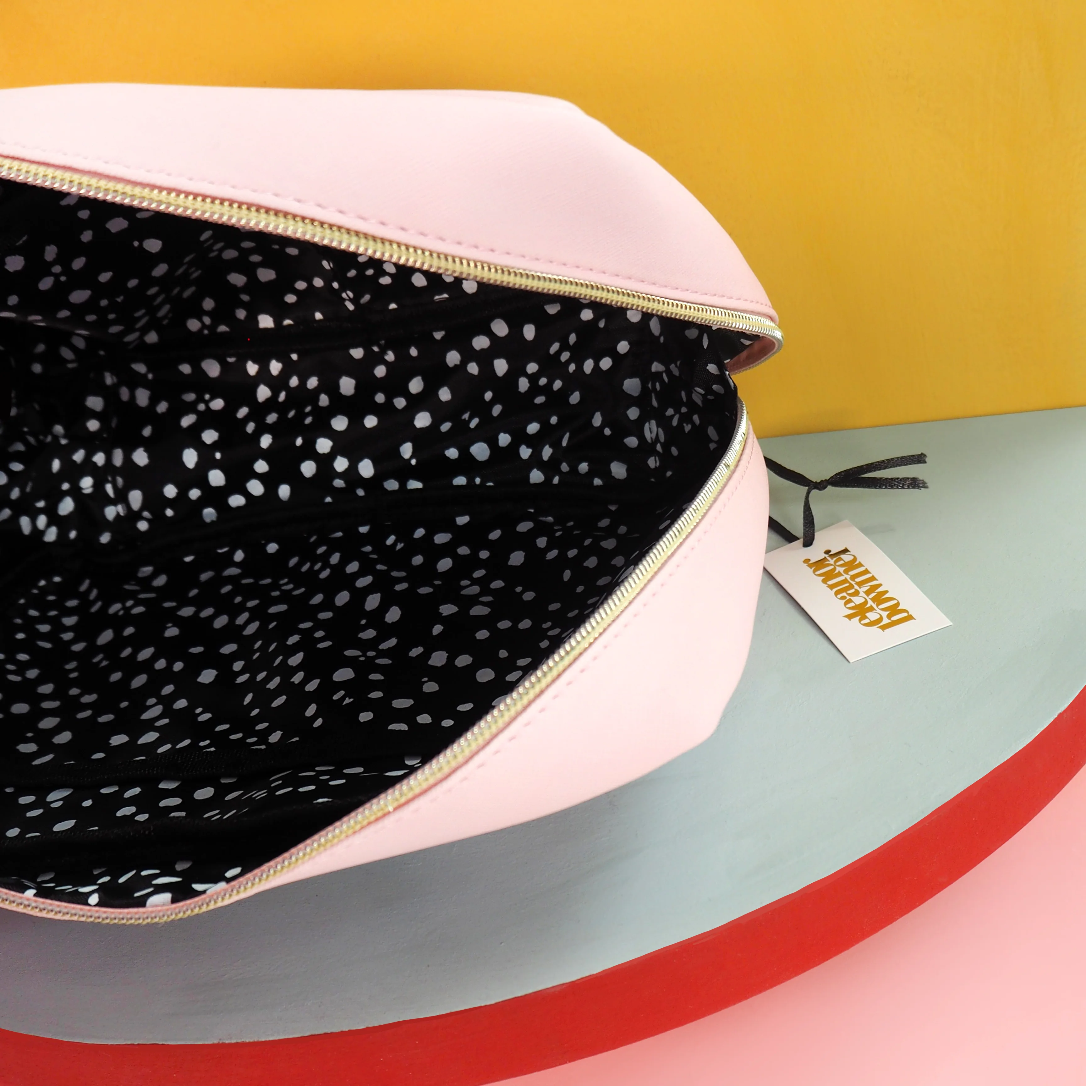 Miami Shells Washbag - Image 3